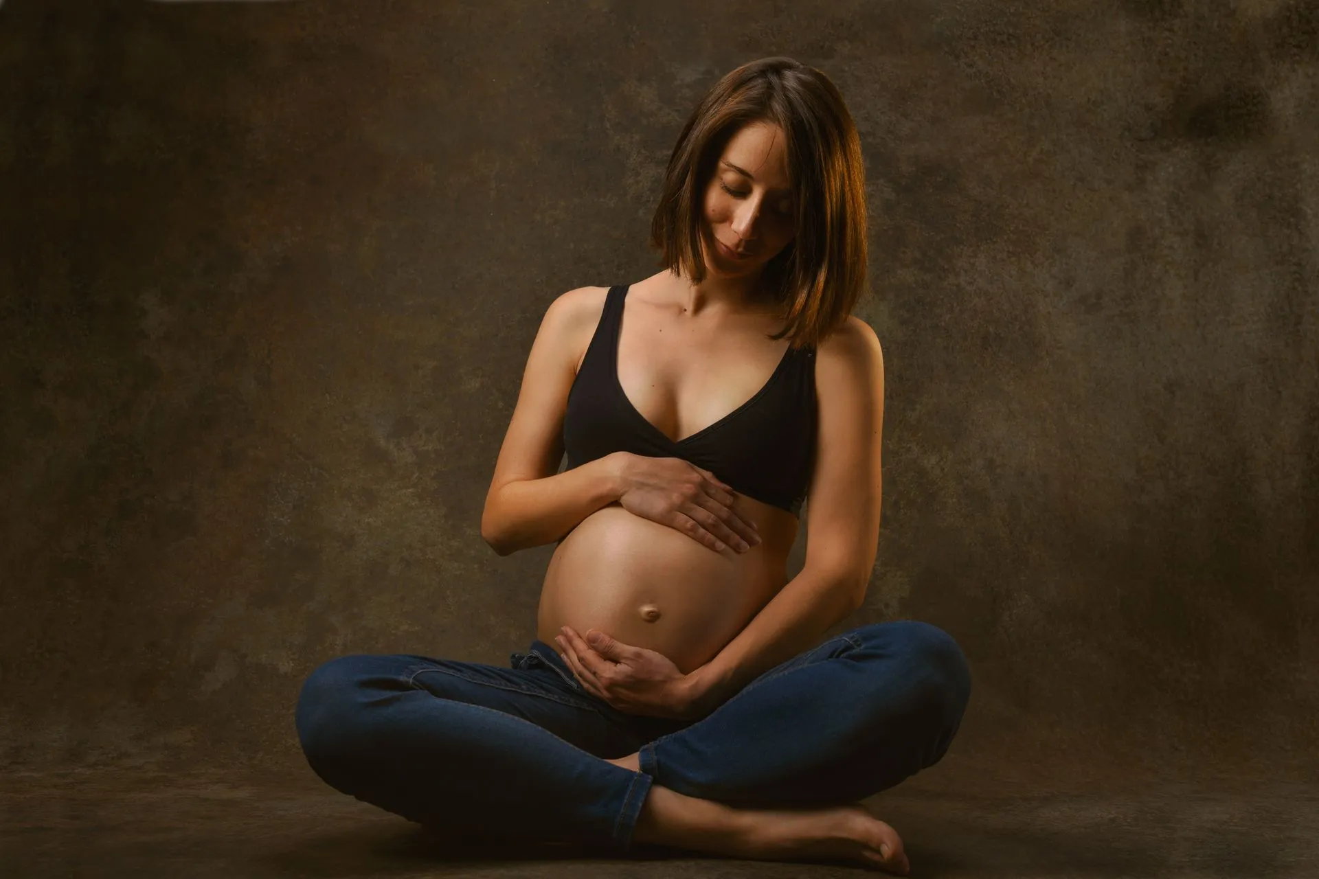 maternite - _CHA2266-Modifier_photographe maternité Montbrison, séance grossesse Loire Forez, portrait femme enceinte Fine Art, studio photo maternité Auvergne-Rhône-Alpes, shooting grossesse Saint-Étienne