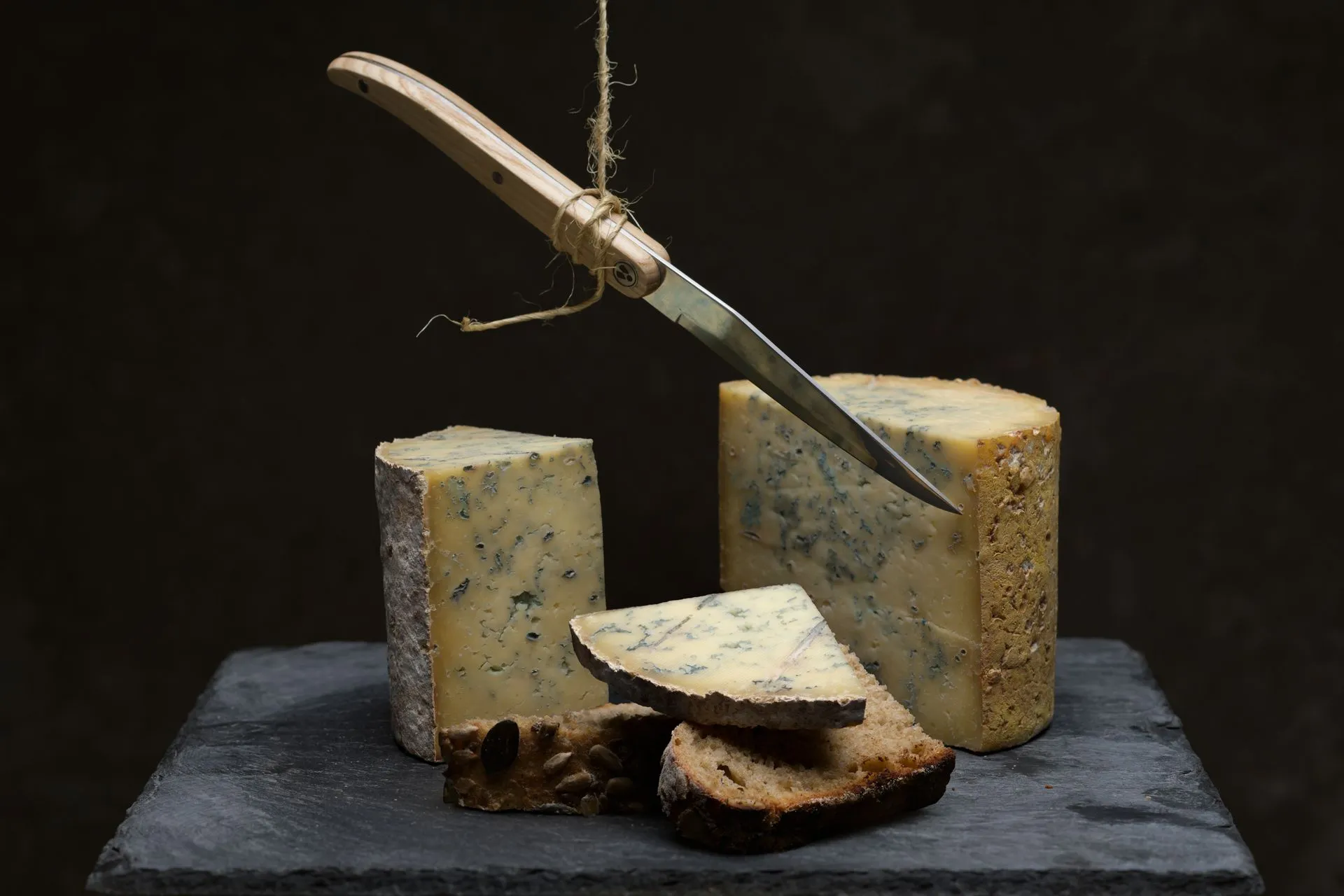 aop-fourme-de-montbrison - _CHV1001-ModifierPackshot_Produit_Photo_Montbrison_publicité_ecommerce_photo culinaire Fromage Fourme Montbrison AOP