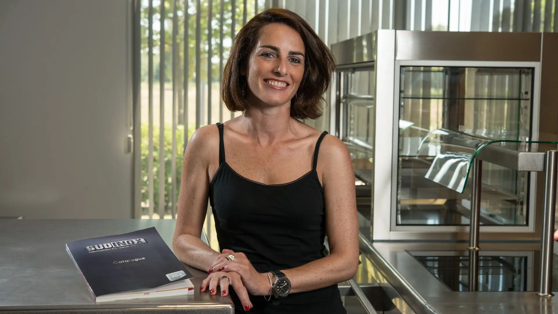 Portrait professionnel d'une collaboratrice sur son lieu de travail