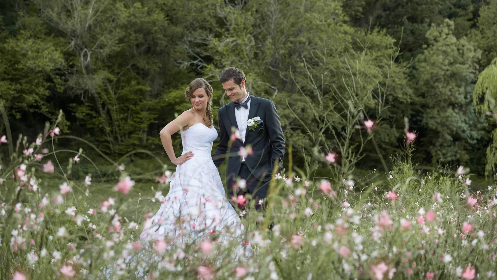 Couple de mariés dans un champ de fleurs, reportage mariage dans la Loire